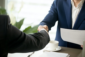 two people shaking hands after closing a sale after receiving sales negotiation consulting services